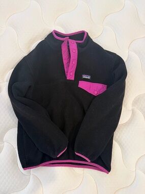 Girls Patagonia Black Fleece Pullover